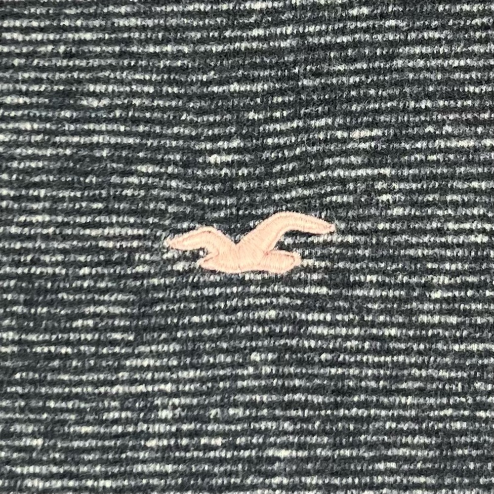 Hollister Co. Must-Have Navy Blue Stripe Icon V-Neck Tee - Picture 6 of 7